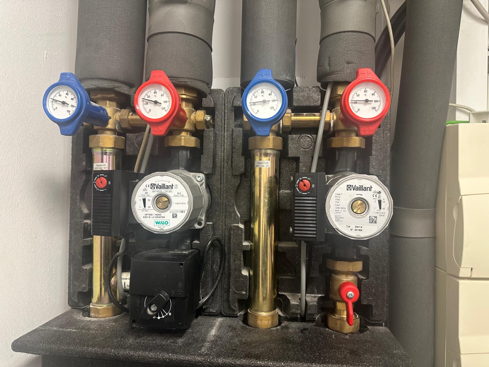 Vaillant zone manifold with twin Wilo circulating pumps and flow and return temperature gauges